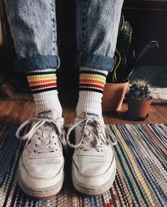 reminds me of tahoe ? 90s Grunge Aesthetic, Look 80s, Street Style Photography, Winter Wardrobe Essentials, Look Retro, Retro Mode, 90s Grunge, Soft Grunge, Retro Aesthetic