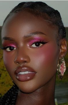 Fuschia Makeup Black Women, Pink 80s Makeup, Baby Pink Blush Makeup, Magenta Makeup Look, Hot Pink Eyeliner, Fuschia Makeup, Wedding Makeup Pink, Fuschia Nails, Pink Blush Makeup