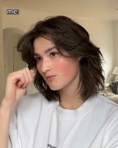 Mid Length Hair Grunge, Short Ish Haircuts, Bisexual Haircut Medium Hair, Wolf Cut Long Vs Butterfly Cut, Gender Neutral Haircut, Cute Short Haircuts For Women, Mid Length Straight Hair, Queer Hair