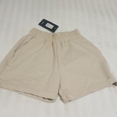 Brand New Relaxed Khaki Shorts Casual Beige Bottoms With Short Inseam, Casual Relaxed Fit Paperbag Waist Shorts, Casual Beige High-waisted Shorts, Casual Beige Short Bottoms, Casual Paperbag Waist Shorts With Relaxed Fit, Casual Beige Shorts For Day Out, Beige Knee-length Shorts For Day Out, Casual Paperbag Waist Shorts For Vacation, Casual Beige Knee-length Shorts