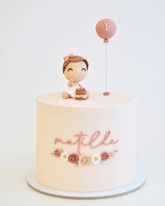 1 Compleanno Baby Girl, First Bday Cake, 1st Birthday Cake Designs, Ballet Cake, Baby 1st Birthday Cake, Vom Avea Un Copil, Dedication Cake, 1st Year Cake, 1st Bday Cake