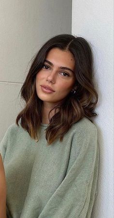 Hair Cut Brunette Girl, Haircuts That Make You Look Older, Fall Medium Length Hair Brunette, Loose Waves Hair Medium Shoulder Length, Medium Short Brunette Hair, Short Hair With Light Layers, Med Length Brown Hair, Medium Brown Fall Hair Color, Short Mid Length Hair Straight