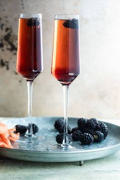 Made with Champagne and crème de cassis (a blackcurrant liqueur), a Kir Royale (or Kir Royal) is a fruity French cocktail great for sipping before dinner or at a party for the new year! Kir Royale Recipe, Kir Royale Cocktail, Recipes For A Party, Kir Royale, Raspberry Liqueur, Raspberry Tarts, Circle Bag