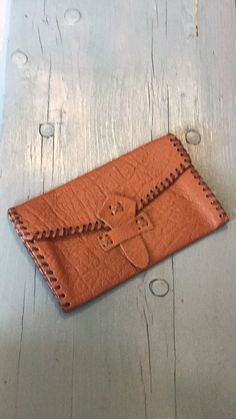 Unused Genuine leather wallet. leather is very reserved. is in perfect condition. Brown thick skin. You will love it. Perfect gift. Appropriate for small bag. Size : 17x10 cm Shipping EU:5-10 day Evryhere :15-20 day Vintage Pens, Wallet Vintage, Thick Skin, Clip Wallet, Genuine Leather Wallets, Bag Light, Money Clip Wallet, Pen Case, Small Bag