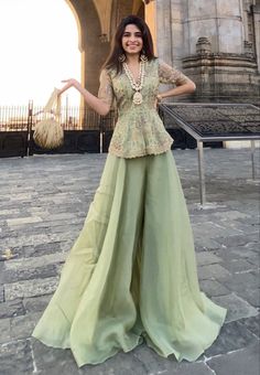 Indian Cocktail Dress, Peplum Top Outfits, Simple Lehenga, Organza Suits, Salwar Kamiz, Indian Dresses Traditional