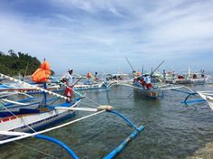 there are many small boats in the water