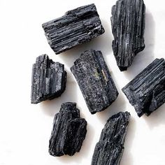 Black Tourmaline, the great protector #Tourmaline #Crystals #Gemstones Earth Crystals, Crystals Meditation, Black Tourmaline Crystal, Power Crystals, Spiritual Health, Protection Stones, Tourmaline Crystal, Black Tourmaline