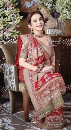 Saree Gujarati Style, Ambani Jewels, Dream Personality, Neeta Ambani, Gujarati Saree, Wedding Ootd, Classic Saree, Nita Ambani, Elegant Fashion Outfits