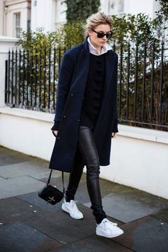 Street style. White sneakers Navy Coat, Black Leather Pants, Simple Fashion, Mode Inspo, Winter Mode, Inspired Outfits, Fashion Mode