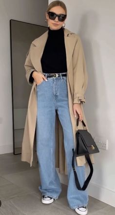 Garbadine Outfit, 2022 Fall Pants, Thrifted Chic Outfits, Colored Trench Coat Outfit, Gabardine Outfit, Outfits With Trench Coats, Ootd Trench, Minimalist Classic Style, Trench Outfit