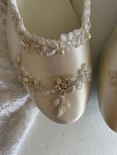 Stunning Style, for those brides whose gown has silver accents Trims: silver embroidered venice lace, pearls, crystals, rhinestones, brooch: crystals flower; Super elegant!! THESE SHOES DESIGNS ARE HAND DYED AND EMBELISHED TO ORDER THEREFORE, SHOES CAN NOT BE RETURNED OR EXCHANGED; PLEASE USE MY FEET LENGHT MEASURING GUIDE IN THE ABOVE PICTURE, TO HELP YOU GET THE PROPER SIZE ON THESE PARTICULAR SHOES; I'LL MAKE ALL THE EFFORTS TO HELP YOU HAVE A PLEASANT SHOPPING EXPERIENCE. I can send your sho Wedding Shoes With Lace Work, Elegant Wedding Shoes With Lace Trim, Lace Wedding Shoes With Lace Work, Elegant Wedding Shoes With Lace Work, Embellished Lace Wedding Shoes, Elegant Embellished Lace Bridal Accessories, Elegant Bridal Accessories With Pearl Embroidery, Silver Lace Bridal Accessories For Wedding, Elegant Pearl Embroidered Wedding Shoes