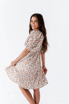 Features Square Neck Puffy Sleeve Above Elbow Lined Dress Elastic Waist Pockets 100% Polyester Lining & 100% Polyester Knee Length Dress White Dress with Tan & Green Flowers Size + Fit XS 00-2 Small 2-6, Medium 8-10, Large 12-14, X-Large 14-16, 2X 20-22, 3X 24-26 Kristin is 5'4", a size 1 and is wearing a Small Ashley is 5'6" a size 18 and is wearing a 2X Runs true to size. Measurements taken while laying flat and then doubled. They do no account for stretch. Click here for shoes Size Bra Band L Flowy Puff Sleeve Mini Dress For Daywear, Brunch Ditsy Floral Print Short Sleeve Dresses, Cute Beige Floral Print Dress, Floral Print Puff Sleeve Dress For Daywear, Short Sleeve Dresses With Ditsy Floral Print For Daywear, Cute Fall Brunch Dresses, Beige Puff Sleeve Dress For Daywear, Flowy Floral Print Dress With Puff Sleeves, Spring Brown Dress With Tie Waist