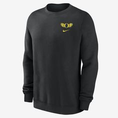 We took an everyday classic and infused it with Oregon pride to create a comfortable staple you'll want to wear again and again. Crafted from fleece that feels extra soft, this classic-fit sweatshirt is perfect for chilly mornings or cool evenings cheering on your Ducks. Trendy Boy Outfits, College Sweatshirt, College Sports, Sports Top, Workout Sweatshirt, Nike Men, Oregon, Boy Outfits, Air Jordans