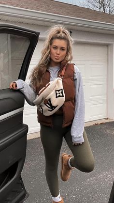 Call Outfits 2024, Haunted Trail Outfit Ideas, Utah Mom Aesthetic Outfits, Casual Winter Outfits For Women Comfy, Pigeon Forge Outfits, Winter Tennessee Outfits, Outfit Ideas Cozy, Outfits With Nikes, Winter Outfit Inspo 2022