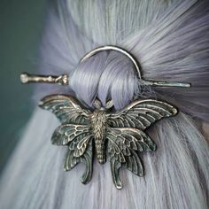 Ethereal Moth Hair Slide A beautiful and unique forest witch hair accessory to bring some epic alternative glamor to your look. This distinctive statement piece features a large moth figure on a circular ring and includes a hair pin to secure. Material: Alloy Metal. (Color may vary slightly.) Viking Style Hair, Metal Chopsticks, Punk Rock Hair, Witch Hair, Rock Hairstyles, Antler Design, New Hair Trends, Punk Hair, Butterfly Hair Clip