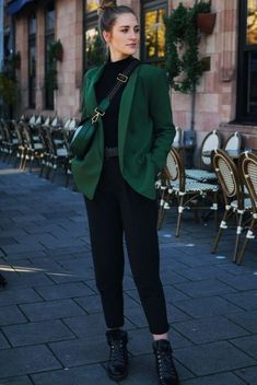 Outfits Saco Verde, Saco Verde Mujer Outfit Casual, Dark Green Coat Outfit, Blazer Verde Outfits Mujer, Green Blazer Outfits, Aztec Moon, Dental Cake