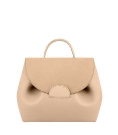 Polène’s first design, the “Numéro Un”, is instantly recognizable thanks to the blended curves and folds that give the model its signature shape. Polene Bag, Luxe Swimwear, Tan Handbags, Stylish Celebrities, Bright Designs, Fashion World, Day Bag, The Red Carpet, Leather Items