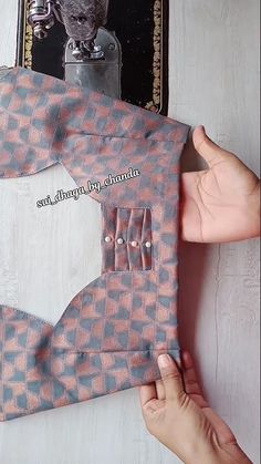 Pattern Neck Designs For Blouse, Blaous Design Hand, Blouse Neck Simple Designs, Simple Hand Blouse Designs, Ballon Hands For Blouse, Simple Neck Design Blouse, Blouse Neck Back Designs, Neck Patterns For Blouses, Not Design For Blouse