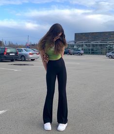 Flare Outfits Aesthetic, Outfit Ideas Black Flared Pants, Flared Pants Aesthetic, Flare Pants Outfit Classy, Flared Leggings Outfit Summer, Black Pants Outfit Dressy, Black Flare Leggings Outfit, Flared Jeans Outfit Summer, Black Flare Jeans Outfit