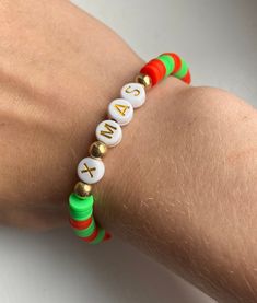 Xmas Clay Bead Bracelet, Clay Bracelet Ideas Christmas, Clay Bead Bracelet Ideas Preppy Christmas, Preppy Christmas Bracelets, Holiday Clay Bead Bracelets, Diy Christmas Bracelets