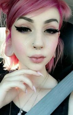 Different Eyeliner Looks, Different Eyeliner Styles, Pretty Piercings, Eyeliner Designs, Diverse Beauty, Alt Girls, Alternative Makeup, Gothic Makeup, Make Up Inspiration