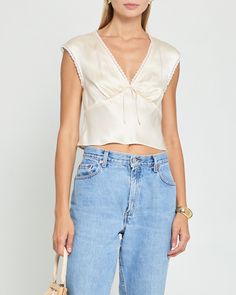 Silk Shirt Outfit, Diy Tank Top, White Silk Top, Chic Look, White Silk, Silk Shirt, Mulberry Silk, Silk Top, Bow Detail