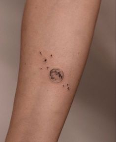 Moon tattoo Luna Tattoo, 42 Tattoo, Full Moon Tattoo, Stars Tattoo, Planet Tattoos, Moon Tattoo Designs, Petite Tattoos, Tattoos Geometric, Discreet Tattoos