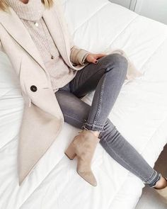 Combina así los jeans gris para mujer y luce divina | Vibra Chique Outfit, Looks Jeans, Jeans Outfit Winter, Beige Outfit, Outfit Mujer, Outfit Jeans, Mode Casual, Grey Outfit