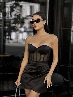 Rehaussez votre style avec notre jupe portefeuille en satin noire, un accessoire indispensable à votre garde-robe. Cette jupe de cocktail tendance respire l'élégance et la sophistication, parfaite pour toute soirée ou soirée d'été. La coupe courte ajoute une touche séduisante à votre look, tandis que le matériau satiné épouse parfaitement votre silhouette. Que vous assistiez à un bal de promo ou à un dîner chic, cette jupe courte noire fera de vous la vedette du spectacle. Améliorez votre tenue Corset With Cups, Wrap Skirt Short, Satin Short Skirt, Transparent Corset, Satin Wrap Skirt, Cocktail Skirt, Corset Bustier Top, Prom Skirt, Short Black Skirt