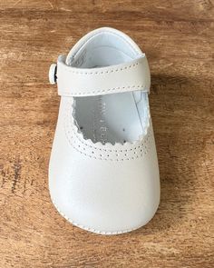 The closure of the shoes is a button, ideal for babies that are not walking yet. Girl Shoes 100% leather Made in Spain Final sale, no exchanges nor returns are available EU16: 10.5 cm or 4 1/8" EU17: 11 cm or 4 1/4" EU18: 11.5 cm or 4 1/2" EU19: 12 cm or 4 3/4" EU20: 12.5 cm or 4 7/8" Soft Sole Closed Toe Mary Janes For Playtime, Classic Mary Janes With Soft Sole And Closed Toe, Closed Toe Mary Janes With Soft Sole For Playtime, Soft Sole Closed Toe Mary Janes, Classic Mary Janes With Soft Sole, Cream Closed Toe Leather Shoes With Leather Sole, Cute Leather Closed Toe Booties, Cream Leather Shoes With Leather Sole And Closed Toe, Cream Leather Shoes With Leather Sole