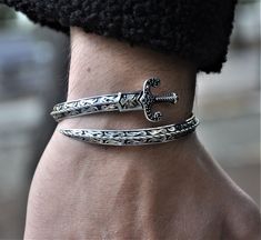 Desain Editorial, Mens Silver Jewelry, Bracelet Men, Sterling Silver Bangles, Mens Jewelry Bracelet, Mens Accessories Fashion