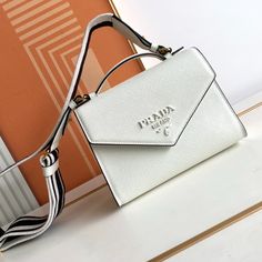 This Monochrome bag in Saffiano leather is beautifully designed with the signature logo in a tone-on-tone effect. Simple and elegant lines define the style of the bag. What I love most is this fabric embroidered shoulder strapIt can be detachable and matched with other bags. It can be carried hand-held or crossbodyI love it so muchThe contrasting color logo embroidery makes the brand style clearly visible. Simple and elegant, hurry up and get it
Length 21x Height 14x Bottom 6.5cm Small Backpack Black, Prada Hobo, Prada Mini, Lv Purse, Gold Handbags, Small Tote Bag, Color Logo, Lv Handbags, Brand Style