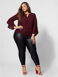 The perfect, chic little blouse to wear around your Valentine. Featuring a heart printed fabric and bell sleeves, pair with black jeans and pumps. Vegas Outfits, Heart Print Blouse, Plus Size Inspiration, Vegas Outfit, Fashion Curvy, Dream Closets, Curvy Model