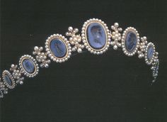 Queen Caroline (Bonaparte) of Naple's bandeau, bought by the 6th Duke of Bedford in 1817. 9 nicolo (onyx of blue & black layers) intaglios depicting mythological heroes and divinities with pearl clusters in between, set in gold. Empress Josephine, Royal Crowns, Pearl Tiara, Royal Tiaras, Family Jewels, Royal Jewels, Pearl Jewellery Earrings, Royal Jewelry, Crown Jewels