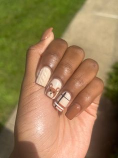 Perfect for fall 🍁 Short Nails Gel Fall, Short Coffin Acrylic Nails Fall, Halloween Easy Nails Ideas, Short Thanks Giving Nails, Nails Acrylic Thanksgiving Colors, Fall Color Short Nails, Kid Thanksgiving Nails, Cute Nails For November, Short Nails For Thanksgiving