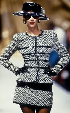 Chanel Winter, 1990s Runway, Suit Aesthetic, Chanel 90s, Classic Minimalist Style, Tweed Outfit, 90s Runway, Chanel Runway, Chanel Suit