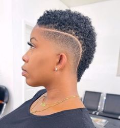 Kinky Mohawk Fade with Design Short Shaved Hair, Taper Fade Haircuts, Fade Haircut Women, Short Hair Mohawk, Low Cut Hairstyles, Natural Hair Haircuts, Low Taper Fade, Short Natural Haircuts