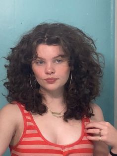 2c 3a curly hair curly 2a 2b red tank top crop top mirror pose Instagram inspo inspiration 80s Curly Hair, Haircuts For Frizzy Hair, Layered Curly Hair, 80s Hair, Haircuts For Wavy Hair, Voluminous Hair, Beautiful Curls, Curly Hair With Bangs, Dye My Hair