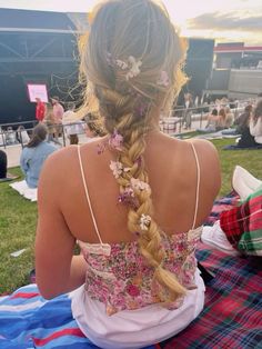 Festival Hair Flowers, Hozier Concert Hair Ideas, Noah Kahan Concert Hairstyles, Noah Kahan Concert Makeup, Lumineers Outfit, Flowers In Your Hair Lumineers, Noah Kahan Concert Outfit Summer, The Lumineers Concert Outfit, Hair Styles For Concerts