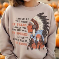 Indianer Pullover, Indianer Sweatshirt, Hören Sie auf Ihr Herz, es weiß, Cherokee Indigenous Day, Stolz Pullover, Indianer Sweatshirt. - WIE MAN BESTELLT: 1. Bitte wählen Sie die Farbe und Größe des Sweatshirts aus den Dropdown-Listen. 2.Bitte gib an, ob der Druck auf der Vorderseite oder auf der Rückseite deines Shirts erscheinen soll. 3. Wenn Sie mehr als 1 Artikel kaufen möchten, legen Sie bitte den aktuellen Artikel in Ihren Warenkorb, gehen Sie dann zurück und wiederholen Sie den gleichen V Modern Native American Fashion, Indigenous Day, Native American Christmas, Pride Sweater, American Sweater, Listen To Your Heart, Meme Design, Native American Fashion, Christmas Sweatshirts