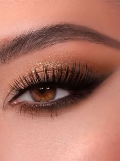 Aprenda todo o passo a passo de Maquiagens para Olhos. Clique na imagem e confira! Maquiagem Profissional/ Maquiagem Olhos/ makes rápida/ Maquiagem Elegante/ Tutorial de maquiagem/ Evening Eye Makeup, Make Up Gold, Eye Makeup Images, Pretty Eye Makeup, Gold Eye Makeup, Cute Eye Makeup, Smokey Eyeshadow