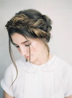 34 beautiful braided wedding hairstyles for the modern bride - TANIA MARAS | bridal headpieces + wedding veils Bridesmaid Updo, Wedding Hairstyles And Makeup, Simple Updo, Bridal Wedding Hair, Lob Hairstyle, Photography Workshop, Halo Hair, Peinados Fáciles Para Cabello Corto