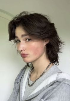 Half Up Half Down Masc, Medium Gender Neutral Haircuts, Masc Mullet Women, Shoulder Wolf Cut, Masculine Women Haircut, Short Soft Mullet, Aleandra Frerk, Masc Haircuts For Women, Masculine Haircut For Women