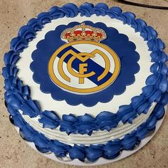 there is a cake that has been decorated with the logo of real madrid on it