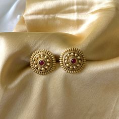 Golden Kundan Flower golden Stud earrings. American Diamond Necklaces, Oxidized Necklace, Polki Necklace, Western Earrings, Ethnic Earrings, Kundan Necklaces, American Diamond, Acrylic Earrings, Ear Studs