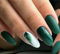 Couleur vert sapin mat sur l'auriculaire et l'index puis un vert sapin Popular Nail Art, Dark Green Nails, Green Nail Art, Tropical Nails, September Nails, Cute Gel Nails, Popular Nails, Nail Arts, Nail Polishes