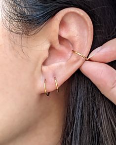 Our basic everyday plain titanium earrings are made with implant grade titanium so they are safe for sensitive ears.  These huggie earrings are so comfortable & resilient that you will rarely ever need to take them off! ✓nickel free ✓hypoallergenic Our plain/CZ/opal small hoop earrings are available in: * 18ga (1mm) thickness * many sizes from 6mm to 12mm inside diameter * natural titanium or 18K gold plated over titanium ☝️ SOLD PER PIECE ☝️ If you need a pair, please increase the Quantity box Forward Helix Earrings, Earrings Small Hoop, Conch Hoop, Gold Huggie Earrings, Earrings Cartilage, Double Piercing, Helix Earring, Forward Helix, Tiny Hoop Earrings