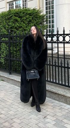 @russki_vintage Peekaboo Outfit, Birkin Outfit, Style All Black Outfit, Winter Outfits Classy, Fur Coat Aesthetic, Feminine Fall Outfits, Fur Outfit, Fur Coat Outfit