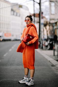 March Outfits for Women 2024: Styling for Every Occasion Red Sunnies, Dress And Sneakers, Orange Outfits, 00s Mode, Look Winter, Yeezy Outfit, Daily Outfit Inspiration, Orange Outfit, Berlin Fashion