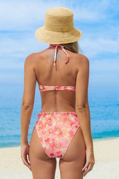 Revamp your beach attire with our Sea Shore Floral Sweetheart Bikini Top & Cheeky Bottoms Set. Featuring a delightful floral print and flattering sweetheart neckline, this set is perfect for adding style to your beach days. Product Code: CAA12A4B029DZ/CAA12B4B029DZ Features:  Sweetheart neckline Adjustable straps Molded push-up cups Underwire High bust support Back hook closure Standard rise High cut leg Modern cheeky bum coverage Pattern: Floral Regular wash Materials: 80%NYLON, 20%SPANDEX Lining: 92%POLYESTER, 8%SPANDEX. Beach Attire, Sea Shore, Swimwear Beach, Beach Look, Beach Blanket, Beach Days, Beach Dresses, Pattern Floral, High Cut